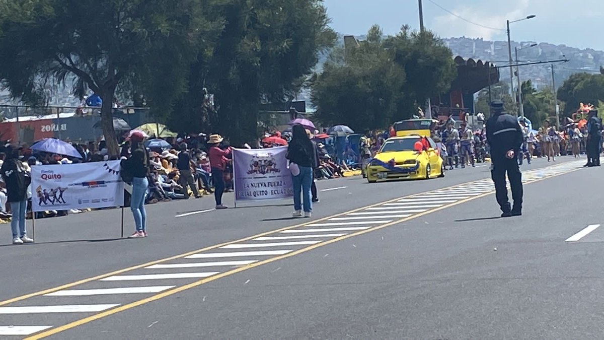 GuamanAbi's tweet photo. Nueva fuerza baila con un carro en la parte de adelante dando pauta a los bailarines #danza #quito #quitosemuevecontigo https://t.co/wKDKOogelY