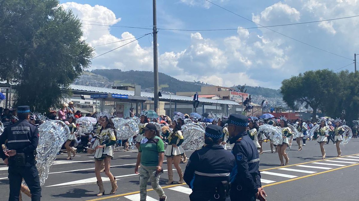 GuamanAbi's tweet photo. El colegio Benito Juárez se destacó por Los Ángeles de sus bastoneras #quito #fiestadequito #DesfileDeLaConfraternidad https://t.co/KefK6Ub7o3
