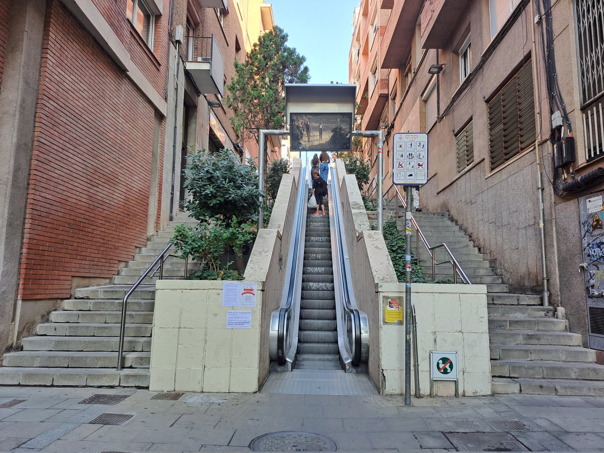 Martagggm's tweet photo. Barrio de Vallcarca, Barcelona. Podemos apreciar la accesibilidad para llegar al hogar/vivienda, dividiendo la calle en escaleras mecánicas o escalera a pié. #sharediversitas #diversidaduoc https://t.co/YvAjGcWX4X