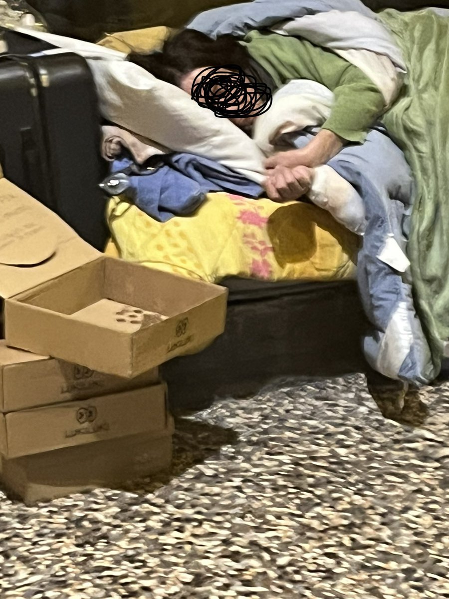 Marri071's tweet photo. Invito al @pdnetwork di farsi un giro a #Bologna prima di prendere in esame la candidatura di @sbonaccini . Si ma la sera e fuori dai palazzi, per non parlare@degli spacciatori. Io rispetto la privacy ma c’è chi non rispetta la vita. https://t.co/jfXFFsUSbB
