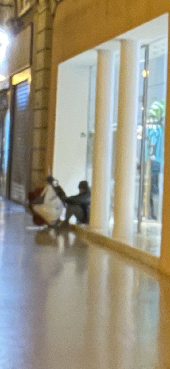 Marri071's tweet photo. Invito al @pdnetwork di farsi un giro a #Bologna prima di prendere in esame la candidatura di @sbonaccini . Si ma la sera e fuori dai palazzi, per non parlare@degli spacciatori. Io rispetto la privacy ma c’è chi non rispetta la vita. https://t.co/jfXFFsUSbB
