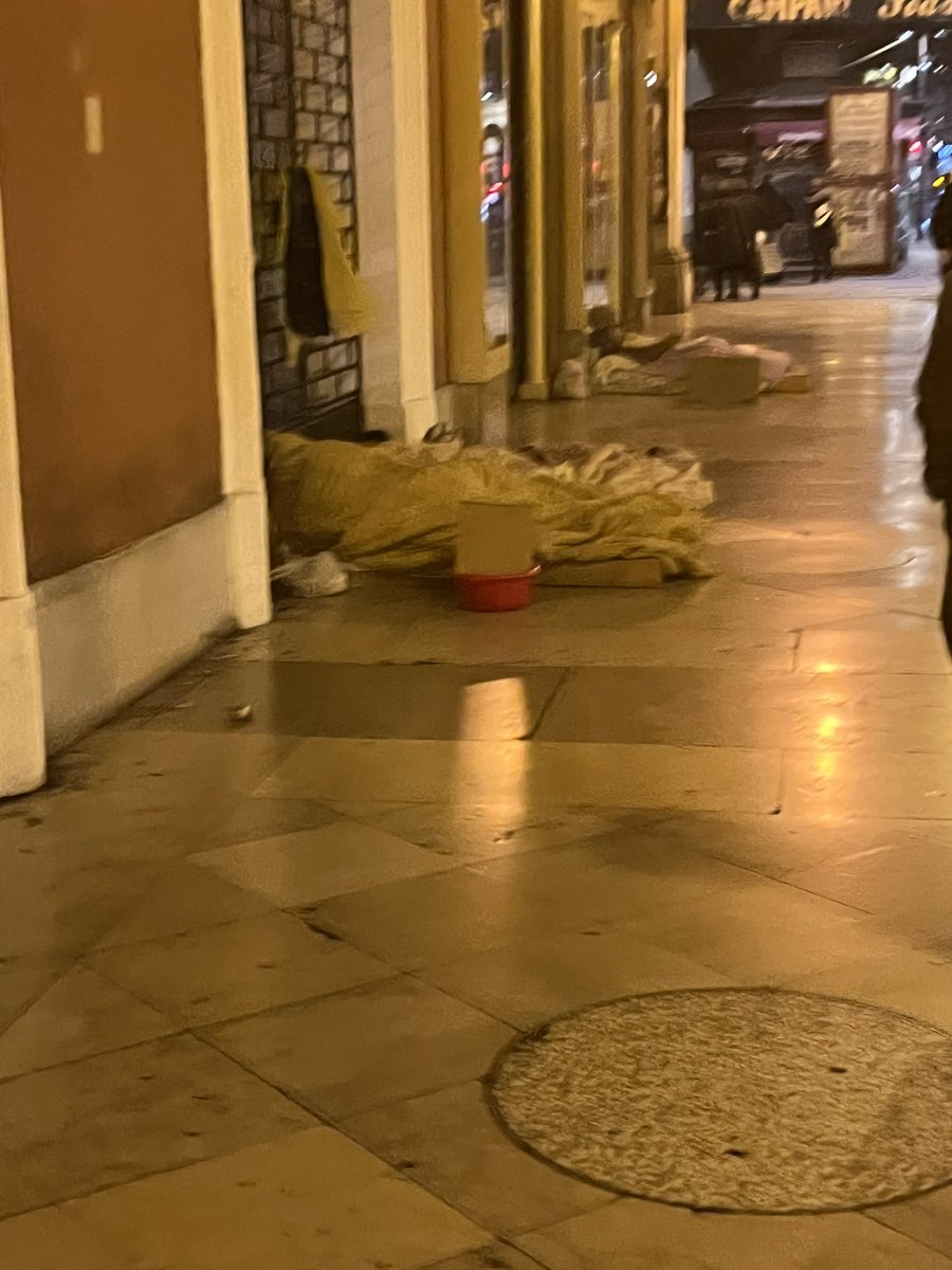 Marri071's tweet photo. Invito al @pdnetwork di farsi un giro a #Bologna prima di prendere in esame la candidatura di @sbonaccini . Si ma la sera e fuori dai palazzi, per non parlare@degli spacciatori. Io rispetto la privacy ma c’è chi non rispetta la vita. https://t.co/jfXFFsUSbB