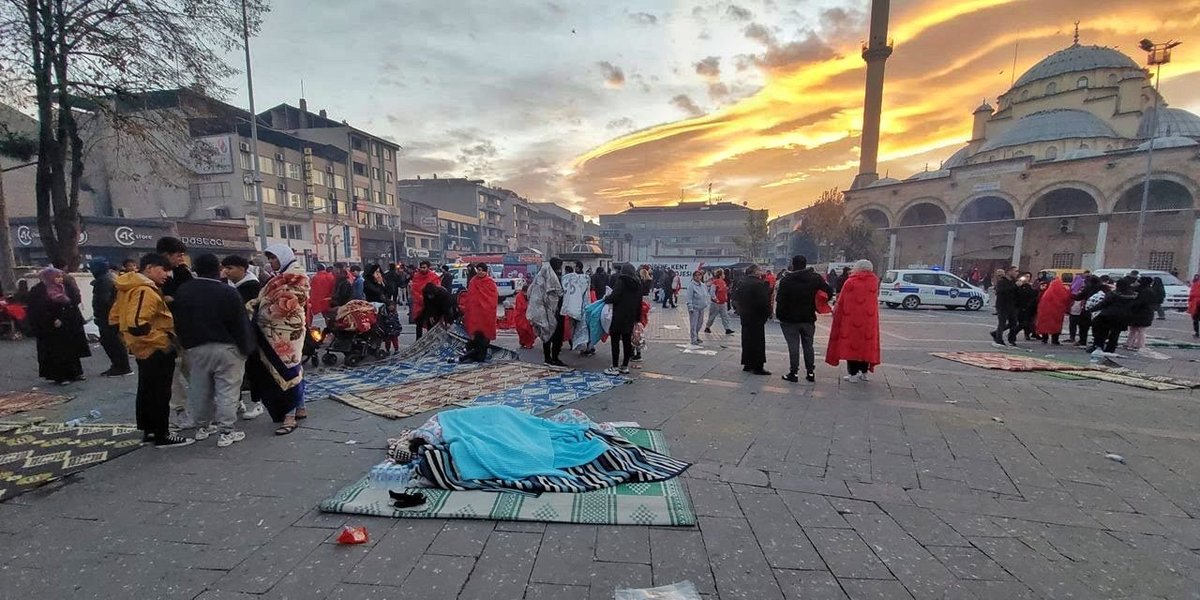 MerAksoy's tweet photo. Merhum Deprem Dedenin de dediği gibi Bununla yaşamayı öğrenmeliyiz.
(Bizim deprem gerçeğimiz var) 
KUZEY ANADOLU FAY HATTI 
"DÜNYANIN EN TEHLİKELİ" faylarından biridir
Kırılan her fay, bir diğer fayın öncüsüdür(17 Ağs. /12 Kas. /23 Kas) #deprem #düzcedepremi #kandillirasathanesi https://t.co/EKSLdf4uzM