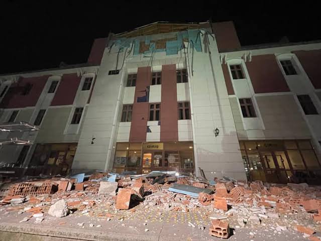 MerAksoy's tweet photo. Merhum Deprem Dedenin de dediği gibi Bununla yaşamayı öğrenmeliyiz.
(Bizim deprem gerçeğimiz var) 
KUZEY ANADOLU FAY HATTI 
"DÜNYANIN EN TEHLİKELİ" faylarından biridir
Kırılan her fay, bir diğer fayın öncüsüdür(17 Ağs. /12 Kas. /23 Kas) #deprem #düzcedepremi #kandillirasathanesi https://t.co/EKSLdf4uzM