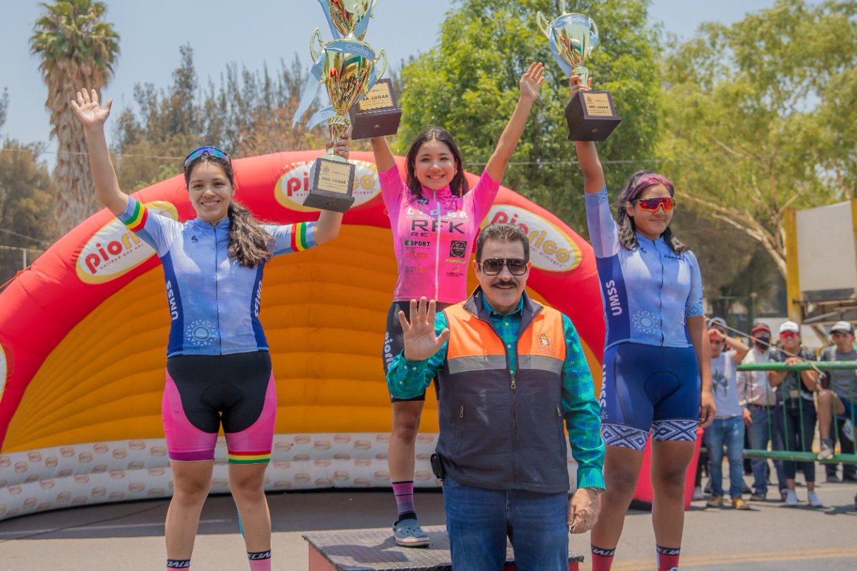 gam_cochabamba's tweet photo. 📍#AlcaldíaInforma| Apoyamos el deporte. 👌Premiamos a los ganadores de la XXVII vuelta a Cochabamba, ✅actividad protagonizada por al menos 400 ciclistas de Bolivia. 🚴‍♀️🚴Los deportistas recibieron trofeos en diferentes categorías, reflejo del sacrificio y disciplina.💯 https://t.co/ivik6ZIEWg