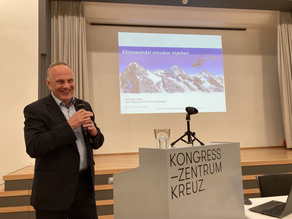 La remise des diplômes 2022 a été célébrée vendredi à Berne. Une soirée empreinte de fierté, mais aussi d'inspiration et d'innovation avec une présentation d'Hubert Andereggen, fondateur de SmartAlps™ laboratoire alpin d'innovation. lnkd.in/eAe-ZzR3