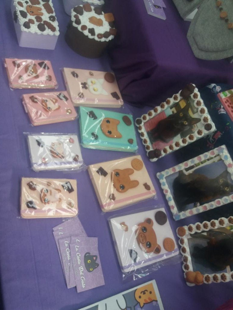 Racoonhela's tweet photo. Y estuve en el puesto de @LaCestaDelGato y me llevé una horquilla monisima que ya os enseñaré https://t.co/Kq1Ik02xiW