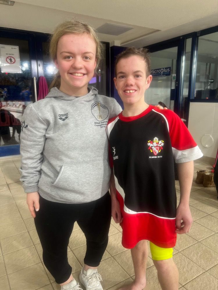 One of the best things about swimming? You just never know who you’ll bump into poolside at your next meet… Here’s our Joe grabbing a quick chat with Paralympic Gold Medalist @maisiee26 Maisie Summers-Newton MBE this weekend whilst in Glasgow. Great seeing you! 🥇🏊‍♂️🏊‍♀️