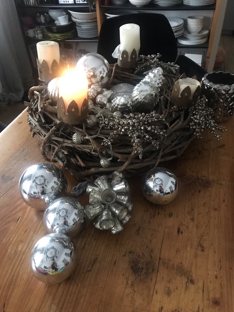 Liebe Pfreunde vom #twitterrudel , meine Bedienerin schickt euch mit diesem Pfoto im Auftrag von mir die besten Wünsche für eine schöne Adventszeit!