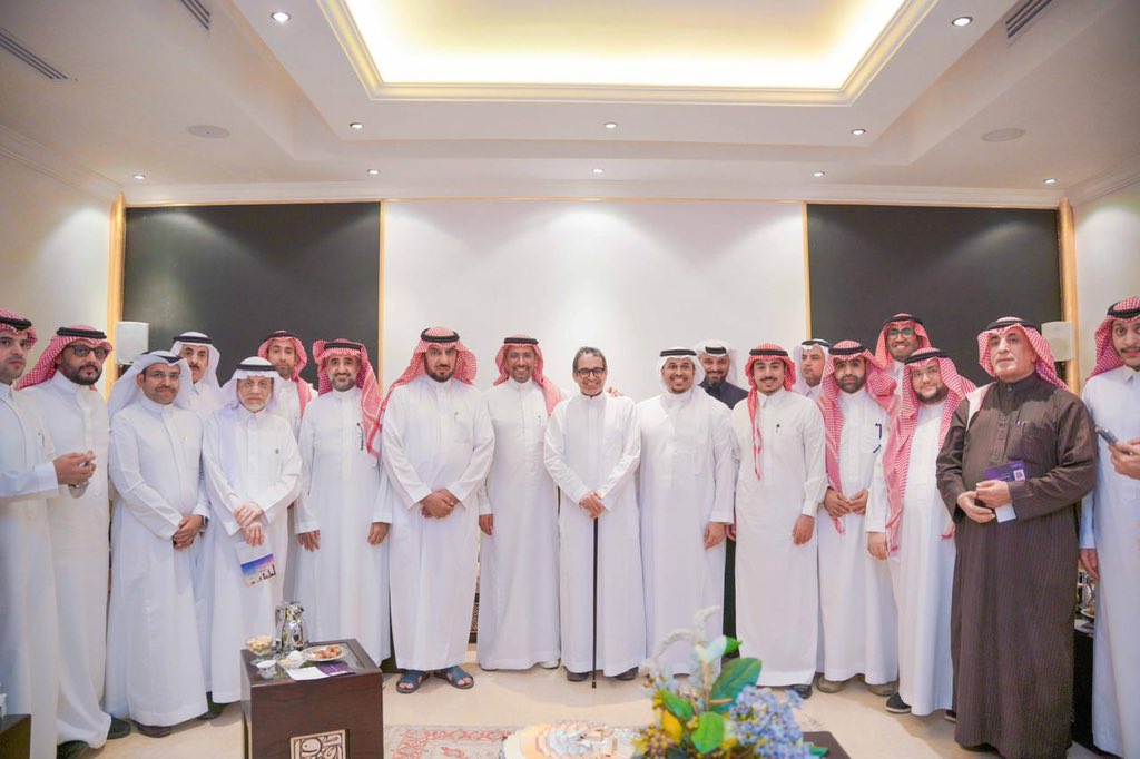 BAlkhorayef's tweet photo. جمعني حديث شيق وودي مع الإخوة في #أحدية_العبدلي، الذين أشكرهم على دعوتهم واستضافتهم الكريمة؛ للحديث عن مستقبلنا الصناعي في ظل الرؤية العظيمة والاستراتيجية الوطنية للصناعة، كما أشيد بشبابنا ونقاشاتهم وأفكارهم التي تعكس واقعًا جديدًا من التطلعات الطموحة. https://t.co/oY7PQDR1gM