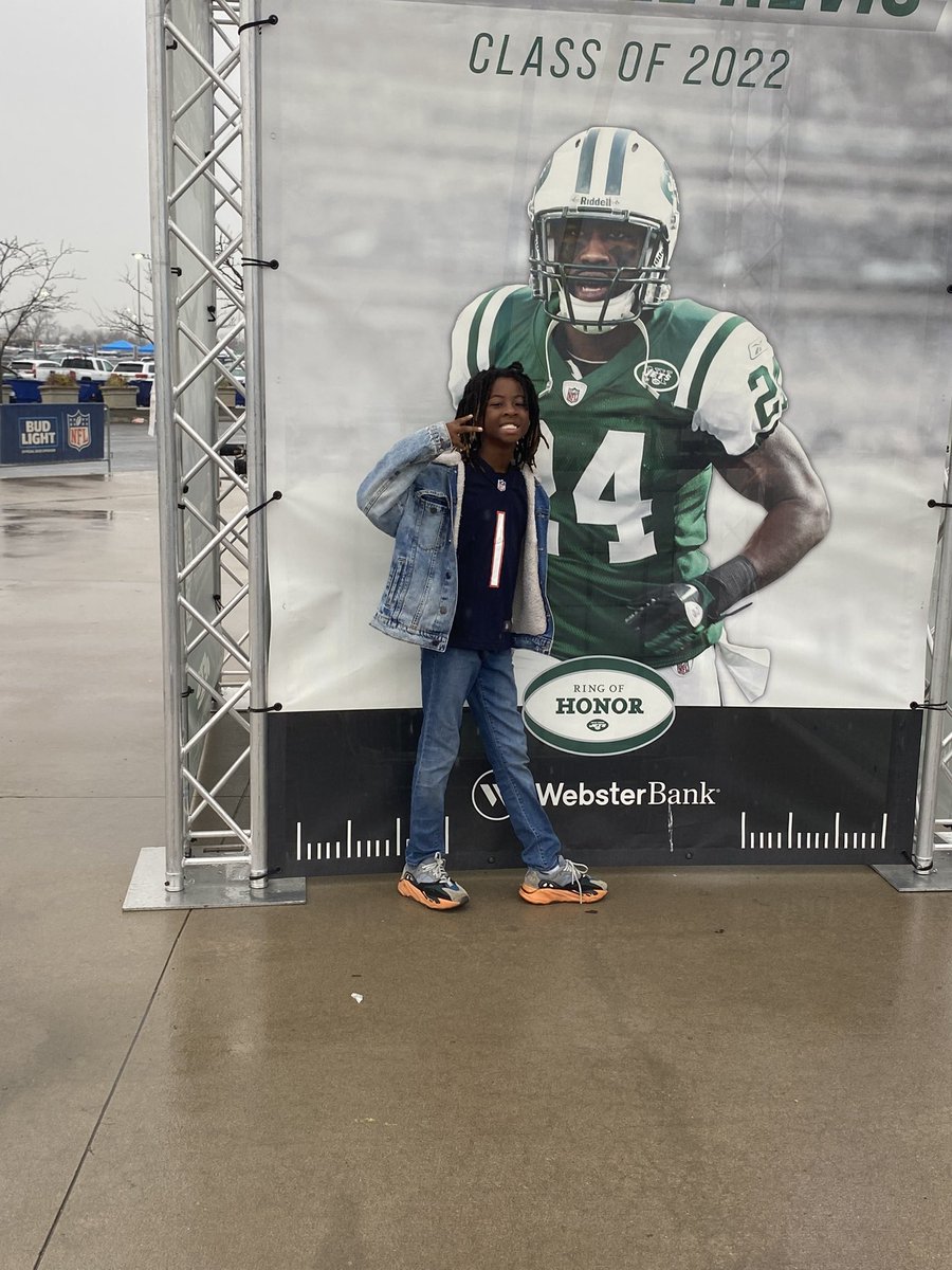 's tweet image. At the @nyjets game repping the prep #ionaprep probably was checking how I was doing in my fantasy football 🏈 league.😂😂