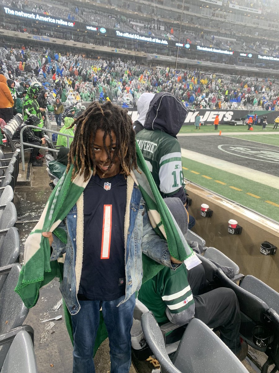 's tweet image. At the @nyjets game repping the prep #ionaprep probably was checking how I was doing in my fantasy football 🏈 league.😂😂