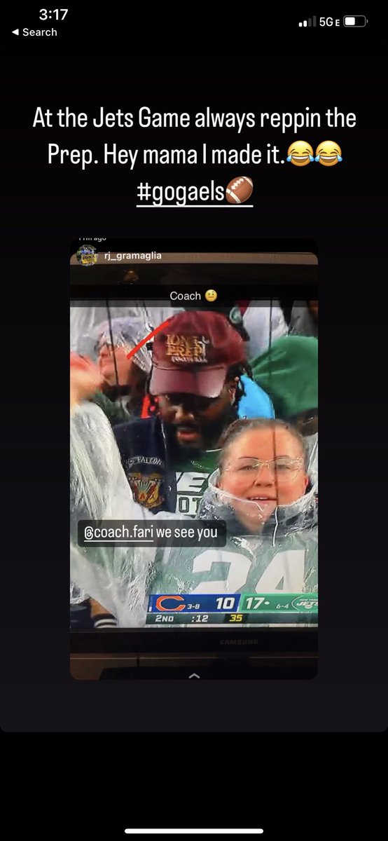 's tweet image. At the @nyjets game repping the prep #ionaprep probably was checking how I was doing in my fantasy football 🏈 league.😂😂