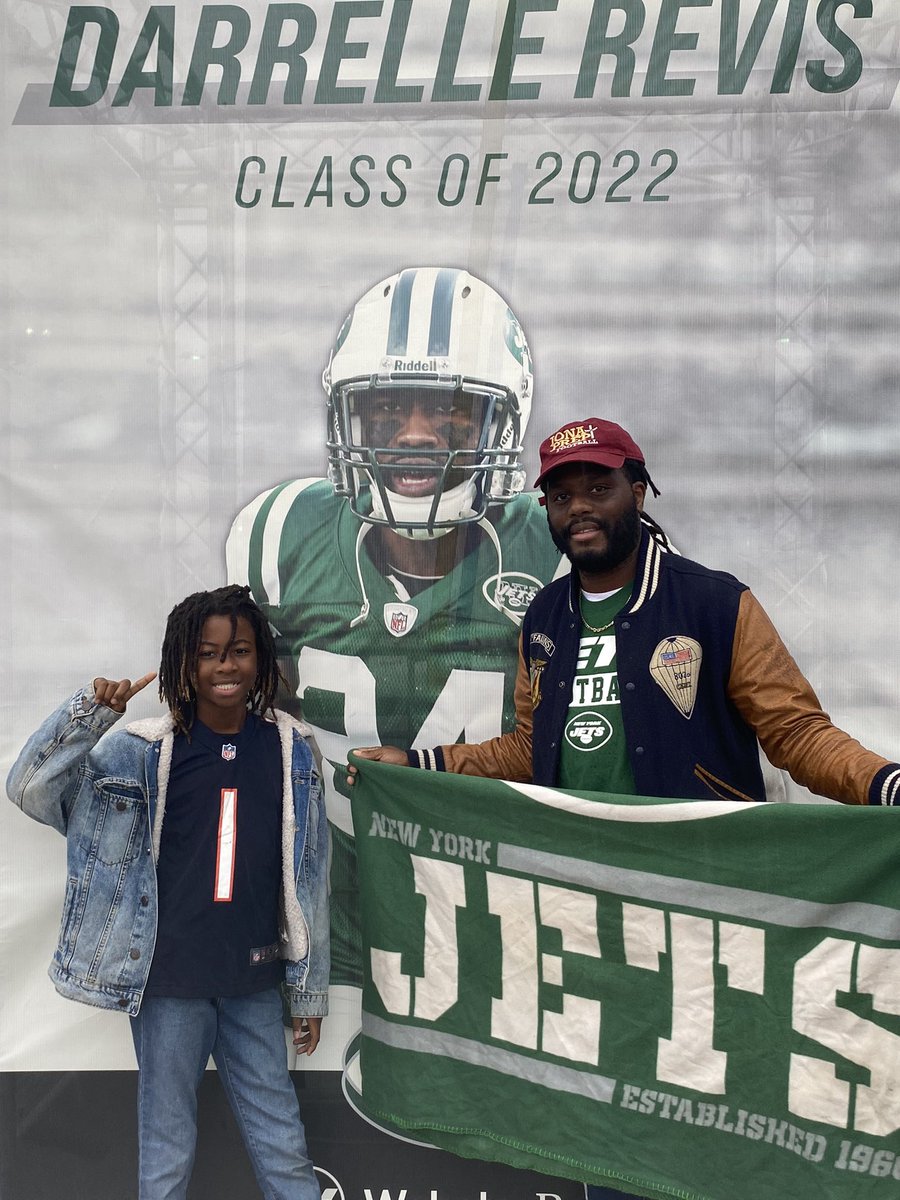 's tweet image. At the @nyjets game repping the prep #ionaprep probably was checking how I was doing in my fantasy football 🏈 league.😂😂
