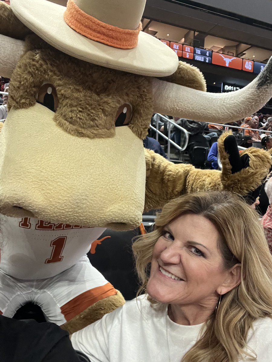 Who would’ve thought I’d be supporting <a href="/TexasWBB/">Texas Women's Basketball</a> 🧡🧡🧡