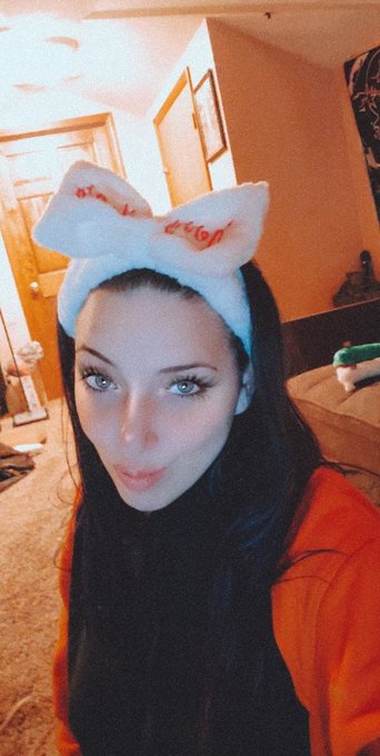 Just in case anyone wants to spoiled me while I'm healing 😌 https://t.co/83MtzE6iOn https://t.co/jsl