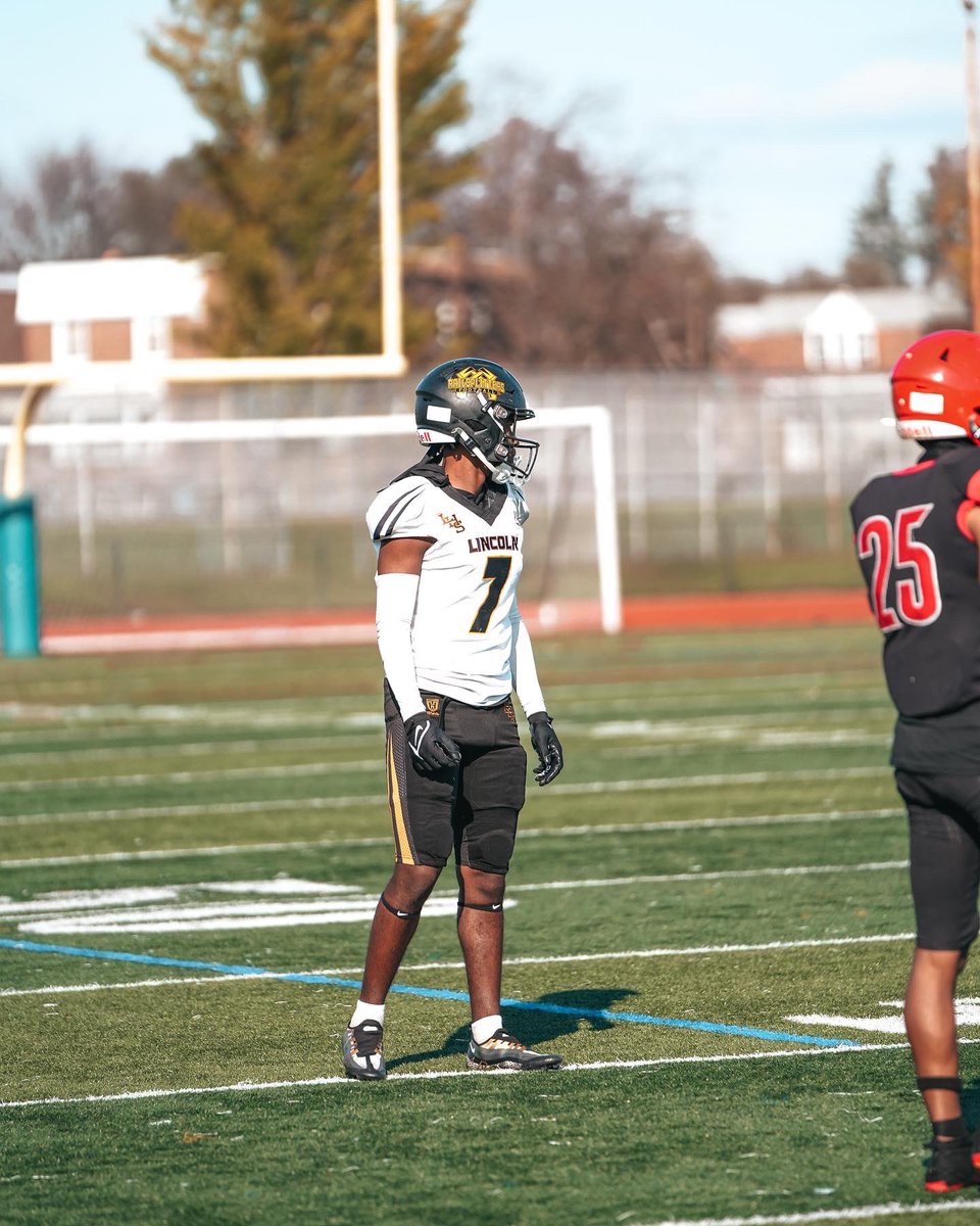 Check out my senior season highlights ! <a href="/CoachHak6/">Hakeem Cooper</a> <a href="/CoachDuke745/">Duke Walker</a> <a href="/RailsplittersFB/">RailSplitters Football</a> @PRZPAvic hudl.com/v/2JGNHL