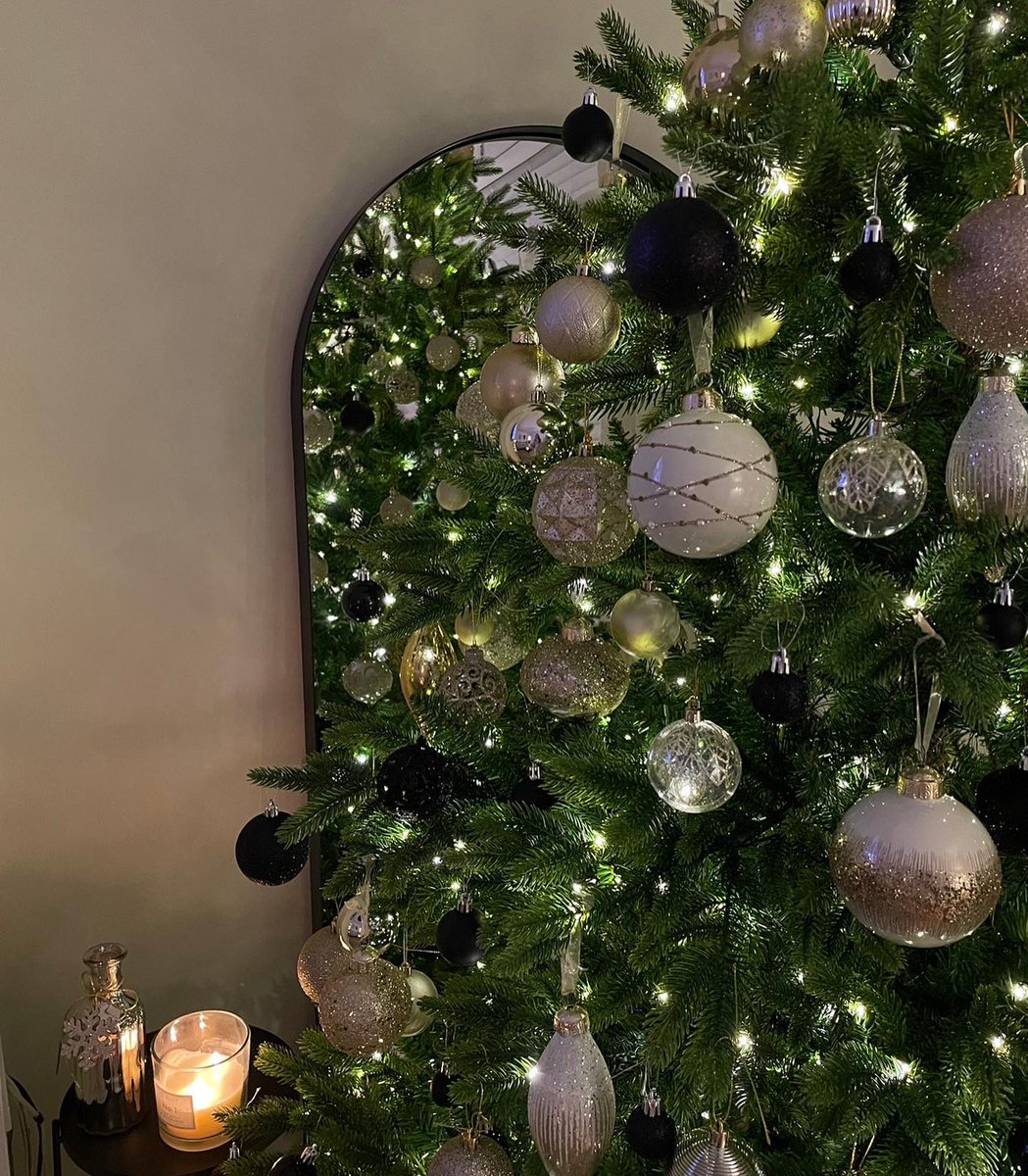 NikkiMcNeil1's tweet photo. Our first Christmas tree ✨🎄❤️ https://t.co/X7Kc98YUx4