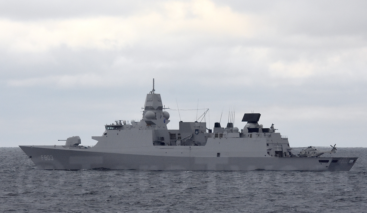 TeroTweet's tweet photo. Utin NH90-kopterien serkku merellä!
Standing NATO Maritime Group 1 -osaston lippulaiva HNLMS Tromp (F803) #Merivoimat #FreezingWinds22-harjoituksessa.
Lentokannella NH90 NFH -sukellusveneentorjuntakopteri (NATO Frigate Helicopter).
#FRWI22 #turpo #säkpol #avgeek #UTJR https://t.co/1eTMSR1wt9