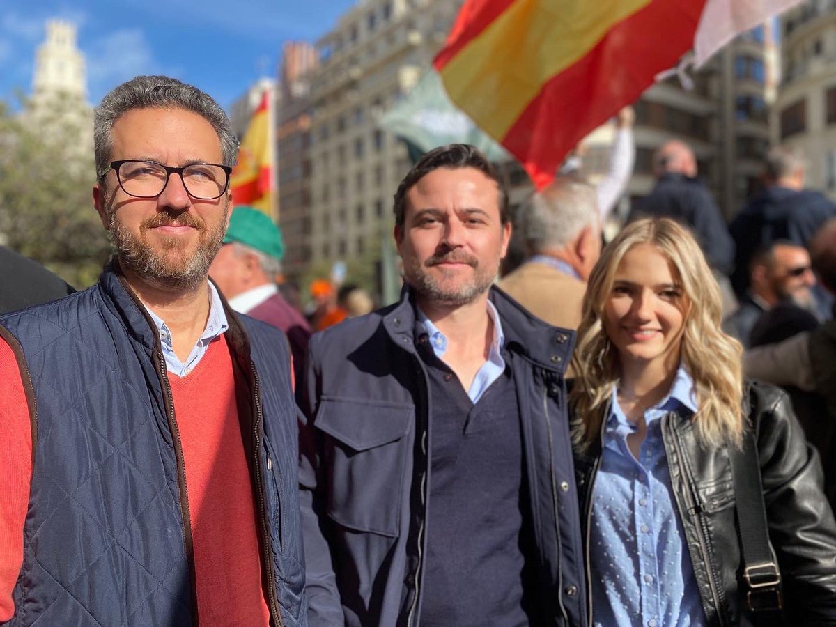 RocafortVox's tweet photo. 💚 Nuestro concejal por Rocafort, @sergioherrerorosario ha estado esta mañana en la manifestación que se ha celebrado en Valencia pidiendo la dimisión de Sánchez.

🇪🇸🇪🇸🇪🇸

#sanchezveteya #soloquedavox #gobiernodimisión https://t.co/nqojiJqlen