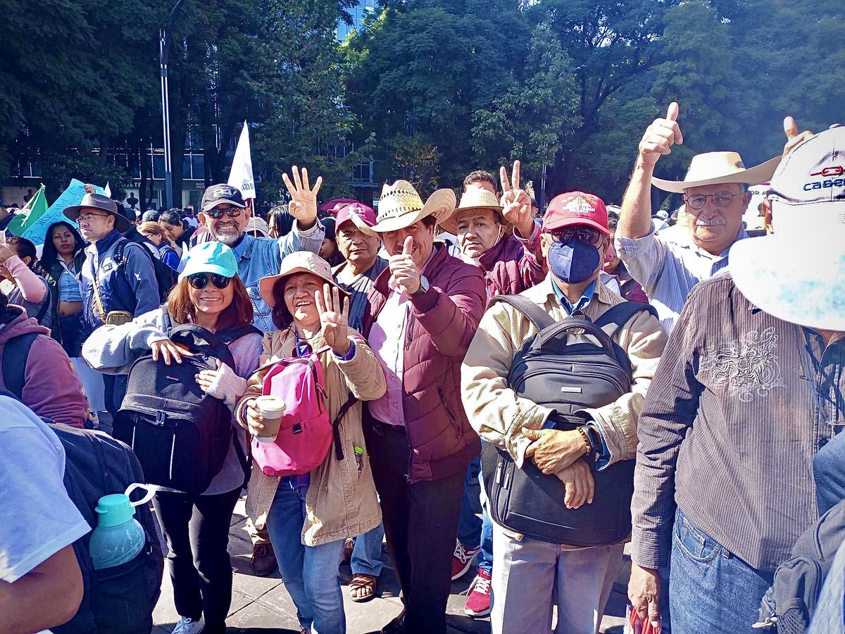 Estamos presentes en esta marcha llena de alegría.

¡Que viva la democracia, la igualdad y la justicia social!

Es un honor #MarcharConAMLO <a href="/lopezobrador_/">Andrés Manuel</a>