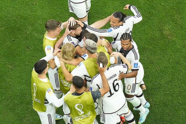 livedoornews's tweet photo. 【最終戦へ】スペイン対ドイツは引き分け 日本はスペイン戦に勝てば自力突破
https://t.co/1hUuheywBE

試合は1–1の引き分けに終わり、全チームに突破と敗退の可能性がある状況に。日本はスペイン戦で勝てば突破が決まり、負ければ敗退、引き分けなら他カードの結果次第となる。 https://t.co/UgZ7hC4XZb