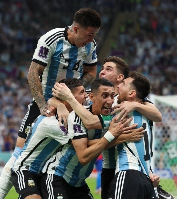 🇦🇷 Argentina 2 - 0 México 🇲🇽

Soy consciente de que los partidos como el de ayer se rigen muchísimo por el factor mental, pero me lo miré otra vez, y anoté un par de cosas. Procedo a subirlas.