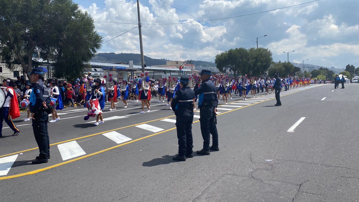 AlejandraBaca24's tweet photo. Banda de paz de la Unidad Educativa Consejo Provincial de Pichincha.
#fiestasdequito #tribunadelsur #confraternidad https://t.co/aNSJ9XLwLt