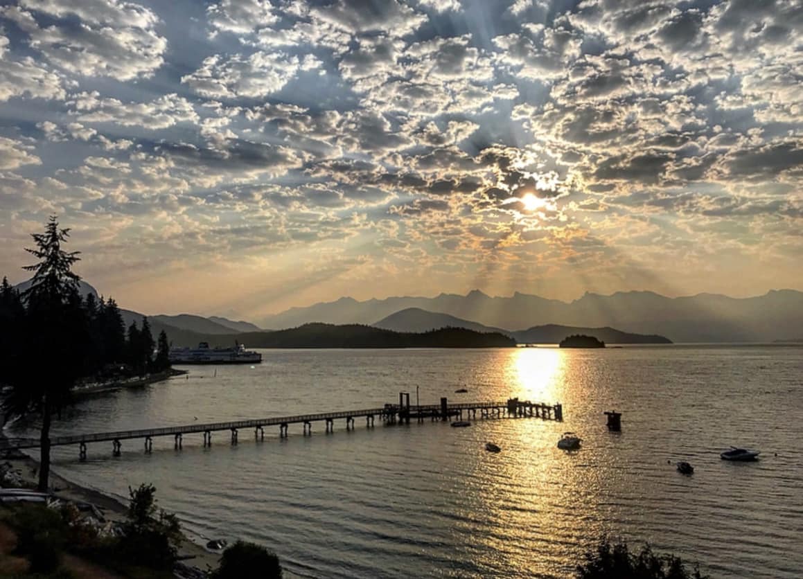 Sunrise storm Hopkins Landing. Langdale ferry left ⛴ Sunshine Coast BC Canada 🇨🇦 #BCStorm #PHOTO Dave Haboosheh facebook.com/photo/?fbid=50…

#storm #sunrise #explorecanada #howesound #seatosky #salishsea #sunshinecoastbc #exploreBC #britishcolumbia #sunshinecoast #Canada