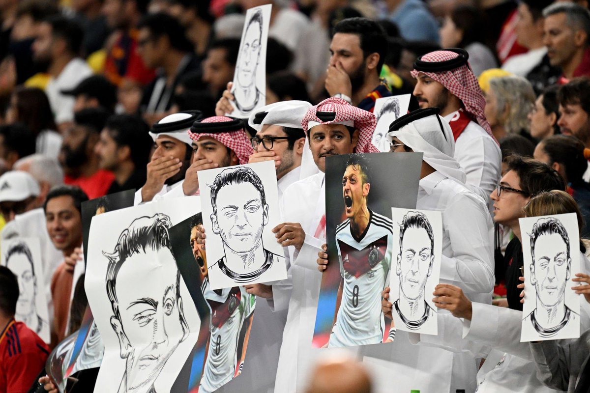 FaktaSepakbola's tweet photo. Sejumlah supporter yang hadir di stadion membawa poster Mesut Ozil &amp; sebagian lakukan gestur tutup mulut, saat pertandingan Spanyol vs Jerman.🇪🇸🇩🇪🫢

#FIFAWorldCup https://t.co/SCPL3QmlOd