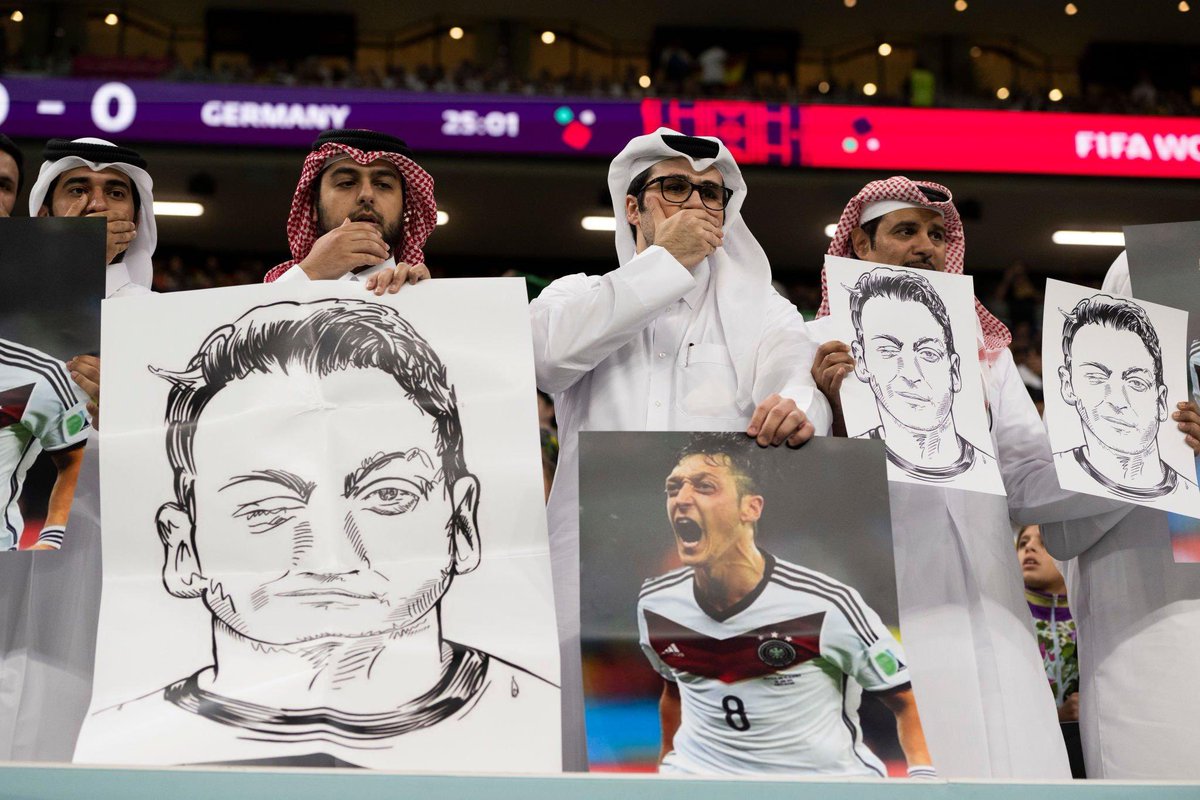 FaktaSepakbola's tweet photo. Sejumlah supporter yang hadir di stadion membawa poster Mesut Ozil &amp; sebagian lakukan gestur tutup mulut, saat pertandingan Spanyol vs Jerman.🇪🇸🇩🇪🫢

#FIFAWorldCup https://t.co/SCPL3QmlOd