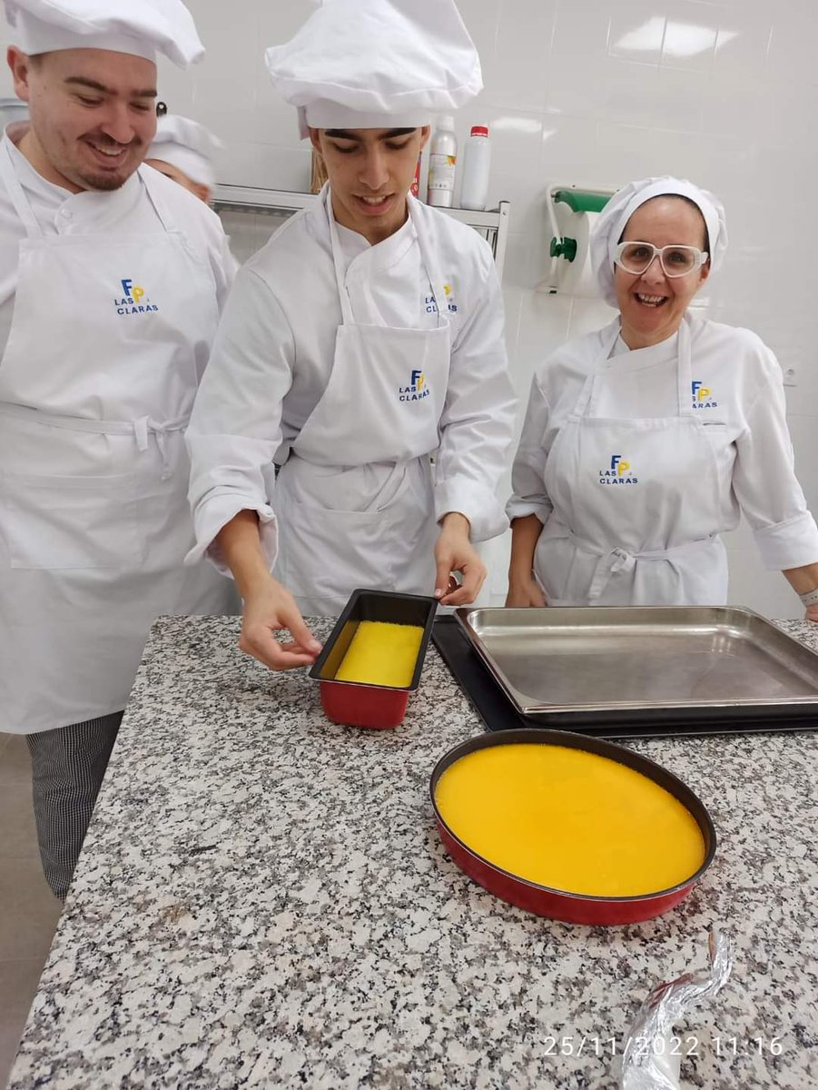 FpClaras's tweet photo. Nuestros alumnos de FP de cocina elaboran una mini pieza de merengue italiano y galleta y un riquísimo tocino de cielo.  👩‍🍳🧑‍🍳

#FPLasClaras https://t.co/NwyocRBenw
