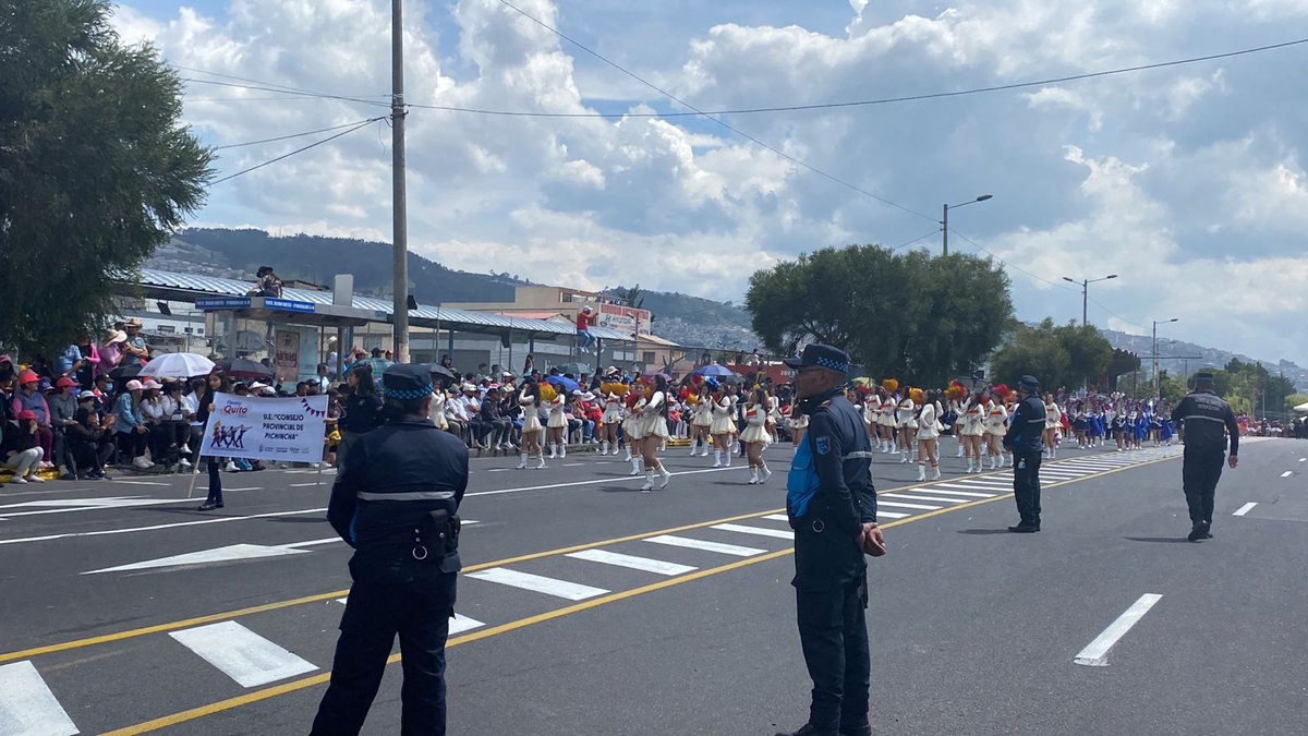 AlejandraBaca24's tweet photo. Bastoneras de la Unidad Educativa Consejo Provincial de Pichincha.
#fiestasdequito #tribunadelsur #confraternidad https://t.co/0KfTyapIOS