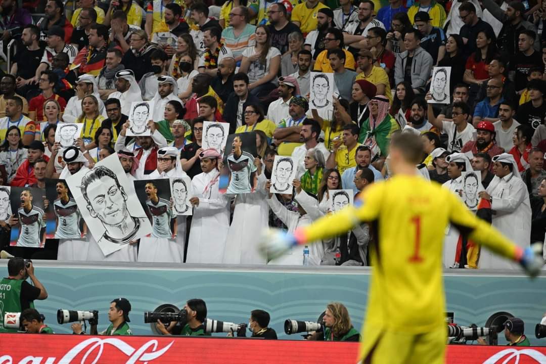 S_hedad's tweet photo. لاعبي منتخب الالوان متخوفين من فوز احدهم بلقب رجل المباراة😉🤪 #منتخب_الشواذ
#المانيا https://t.co/Iwre8srFeI