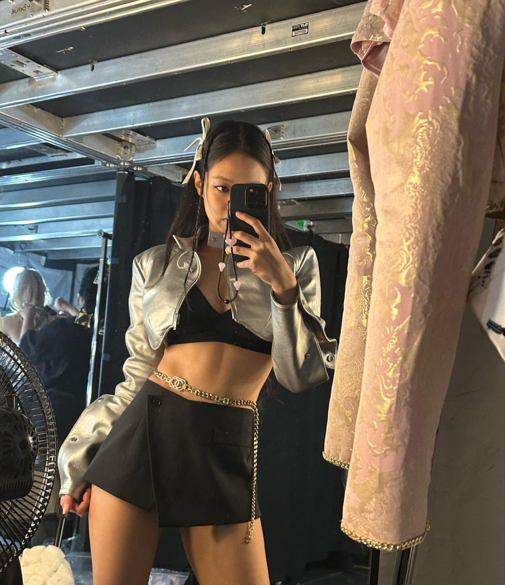 rjsnie's tweet photo. jennie kim’s body is a dream https://t.co/QnKlo3GHO1