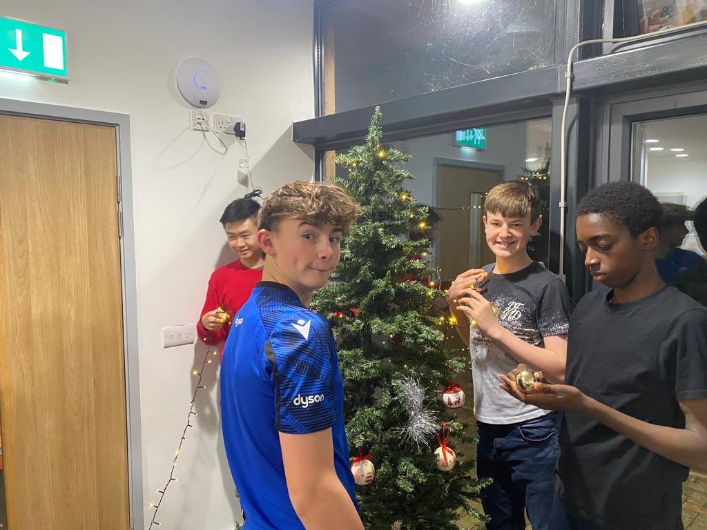 KWS_MiddleHouse's tweet photo. Things are beginning to look a little bit more like Christmas in the Middle House Common Room https://t.co/eazZavP8ff