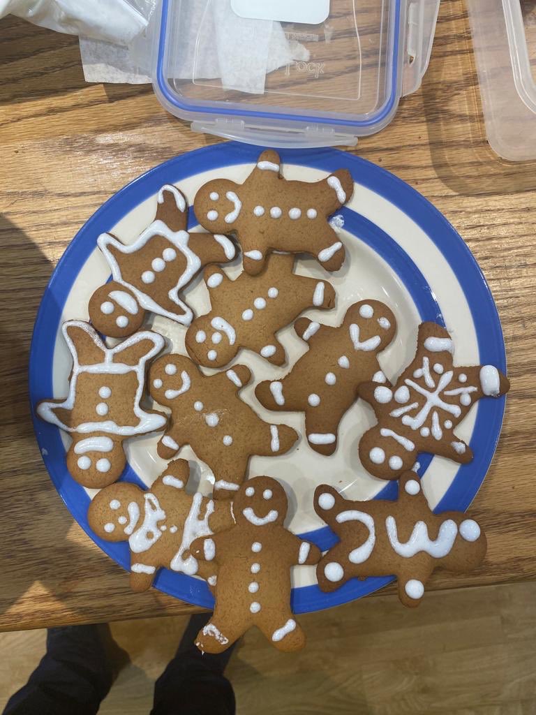 KWS_MiddleHouse's tweet photo. Things are beginning to look a little bit more like Christmas in the Middle House Common Room https://t.co/eazZavP8ff