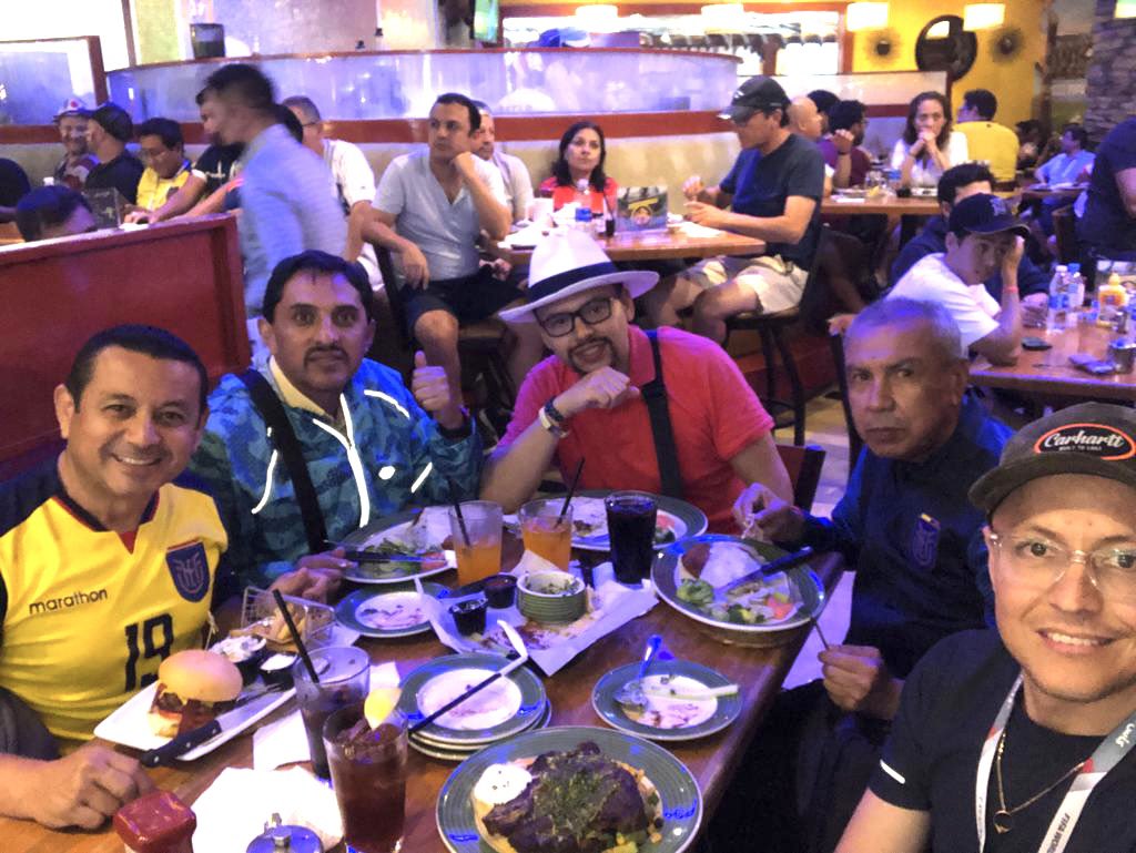 Cenando con los amigos de Ambato, encabezando el maestro Patricio Edmundo Mantilla, junto a Diego Mantilla, Javier Ochoa, Paúl Acosta <a href="/mantilladiego6/">Diego Mantilla</a> <a href="/PATONEGRITO/">PATO</a> en Villaggio Mall