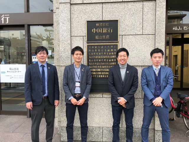 BichuBingoDenim's tweet image. 【中国銀行福山支店×デニム着用月間】
　中国銀行福山支店から「私たちもデニム着用して仕事を行っています！」とご応募いただきました！
備後圏域内の企業等の参加を随時募集しています。応募方法は下記のＵＲＬから！

onl.sc/pMYaNbJ

＃福山はデニムの産地
＃１１月１日はいい藍の日