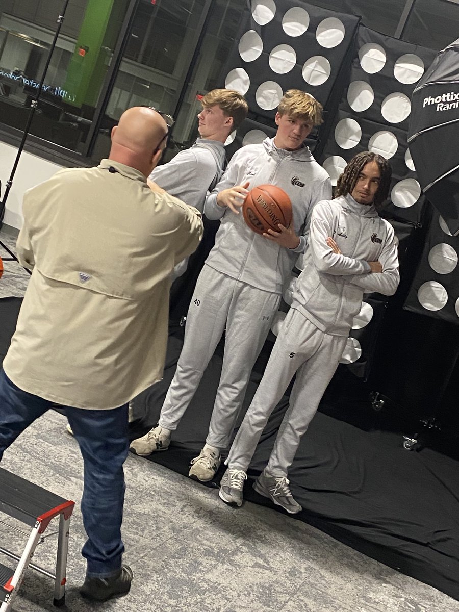 Coach_JShultz's tweet photo. A few ⁦@LCDSchool⁩ Cougars at the LL League Basketball media day😼🏀 ⁦@LCDSsports⁩ https://t.co/sVk7drMufS