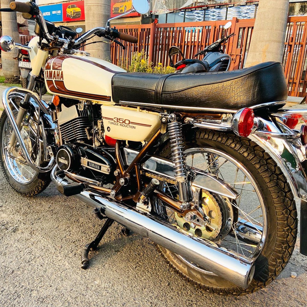 CustomsSmoke's tweet photo. Goa rd350 Restoration completed! #rd350 #yamahard350 #yamaha350 #yamahard350lc #bluesmokecustoms https://t.co/vACUFBmxAA