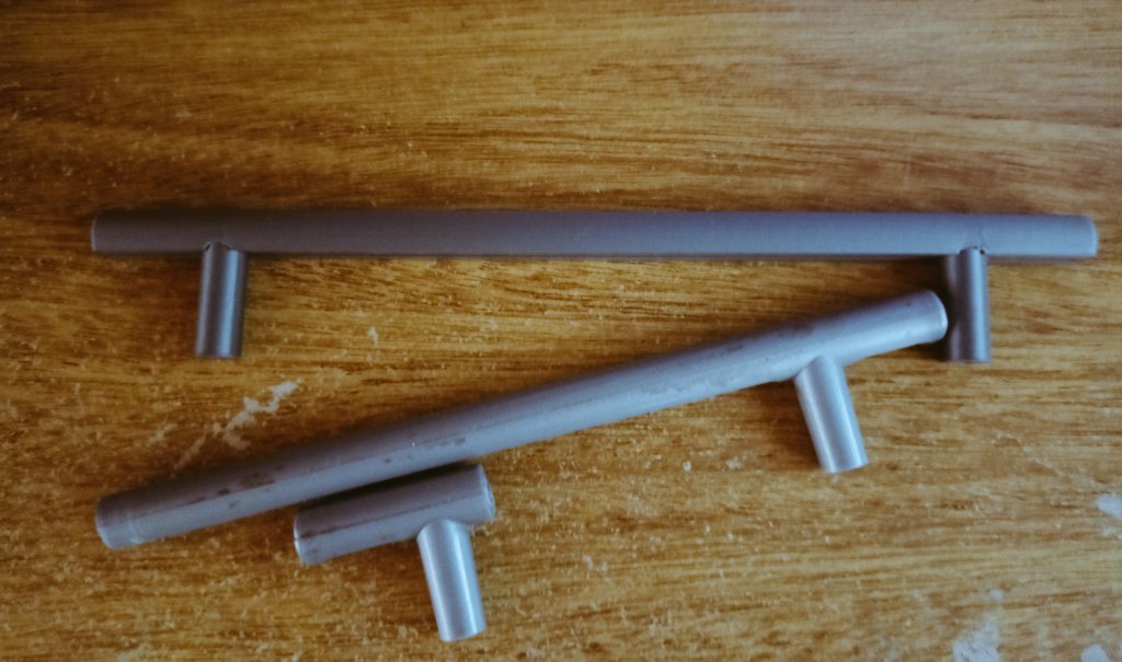 Calike3D's tweet photo. Se realizó un repuesto de una manija de una alacena, se tomó como referencia la pieza dañada en base a eso se diseño y replicó en Impresora 3D.

#diseño3d #impresion3d #impresora3d #Tandiol #sierrasdetandil https://t.co/J1Tgc0CJvG