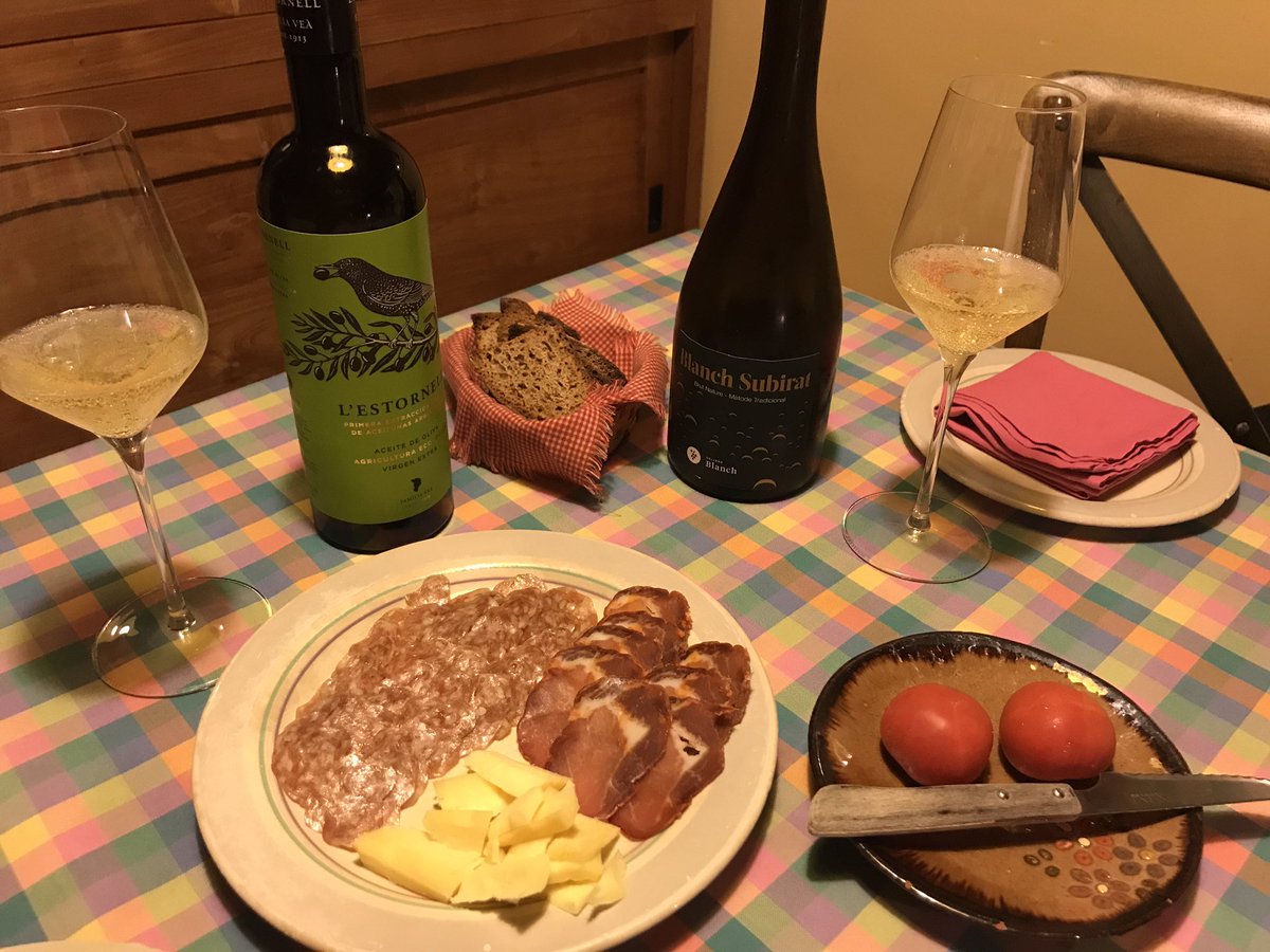 Noche de caprichos ibéricos y <a href="/quesomahon/">Queso Mahón-Menorca</a>  con pan de espelta y #AOVE 
&amp; 
Blanch Subirat de <a href="/CellersBlanch/">Cellers Blanch</a> <a href="/DOTarragona/">DO Tarragona</a> 🥂