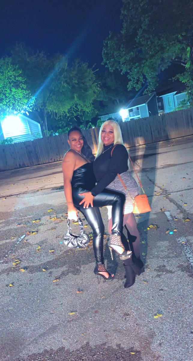 DippedNHoney__'s tweet photo. That’s my best friend, she’s a real bad bitch 😌💁🏼‍♀️ https://t.co/Oeq5mgJvoR