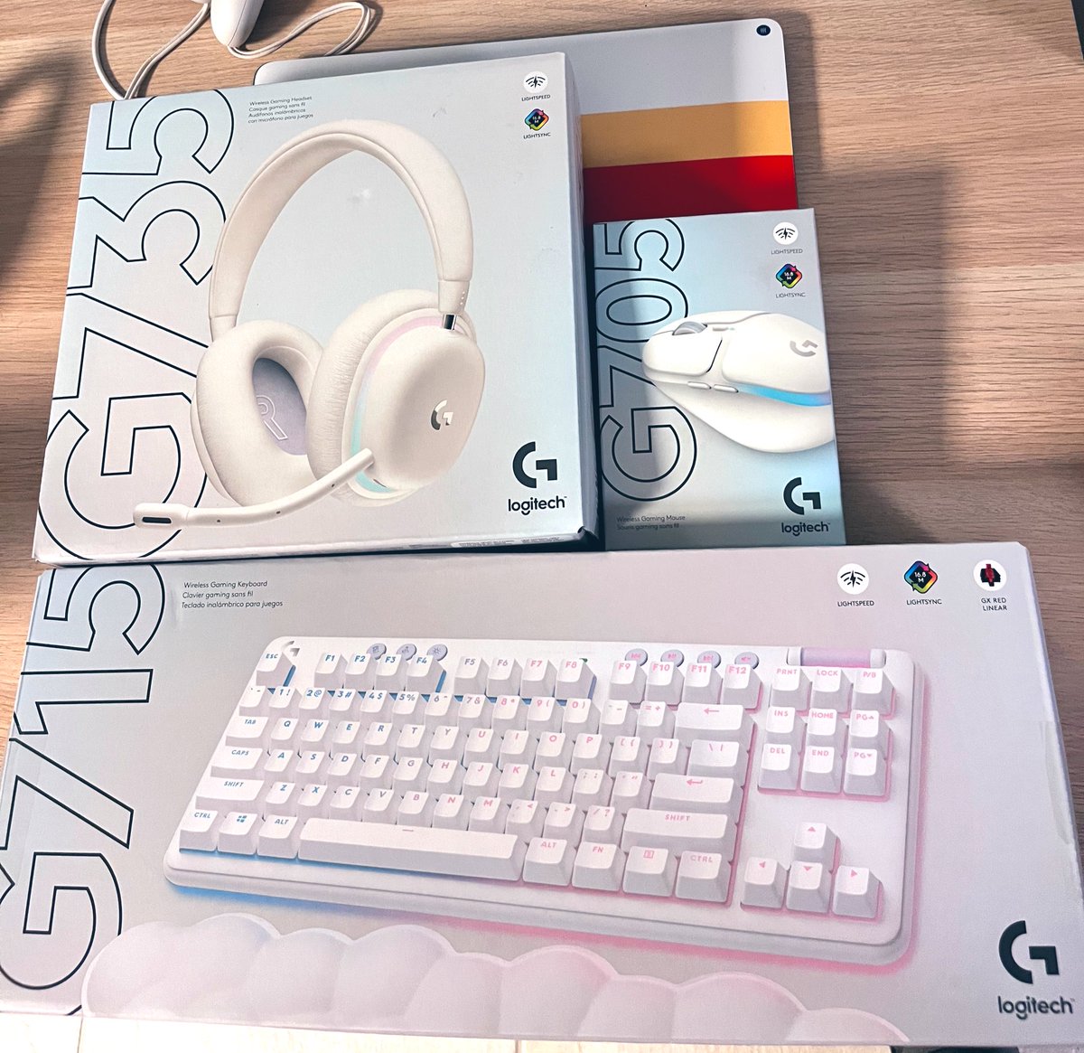 EquAzNTV's tweet image. I spoiled her lol #Logitech #LogitechAurora