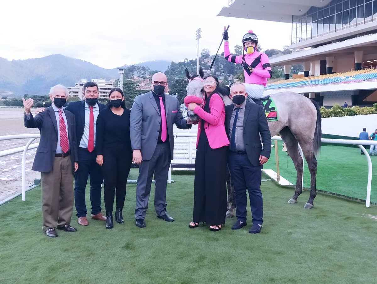 Fotos 📸 | "Queen Evony" (12) obtuvo la victoria en la 10ma. carrera de la R48, con la monta de C. Gil y entrenamiento de R. Cartolano. 

👉 En el segundo lugar llegó "My Golondrina Mate" (4). 

#Hipismo