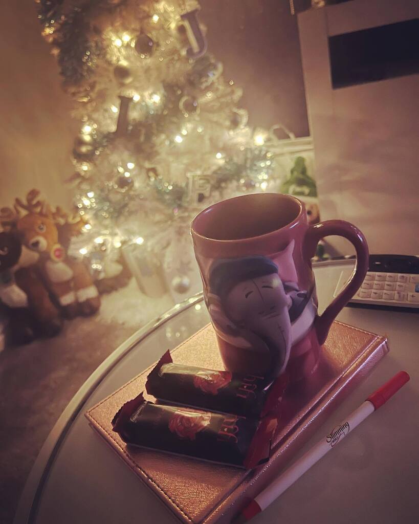 theswhusband's tweet photo. All cosy wrapped up in my dressing gown. Lights down low with the Xmas tree on. Mug of 2 syn options hot choc with the rest of my #HexA milk and a couple of #jamtastic #HiFi bars for my #HexB. #winternights
#SlimmingWorld #WeightLoss #WeightLossJourney https://t.co/5yJPCD2bvD https://t.co/NOU2Sl86Mo