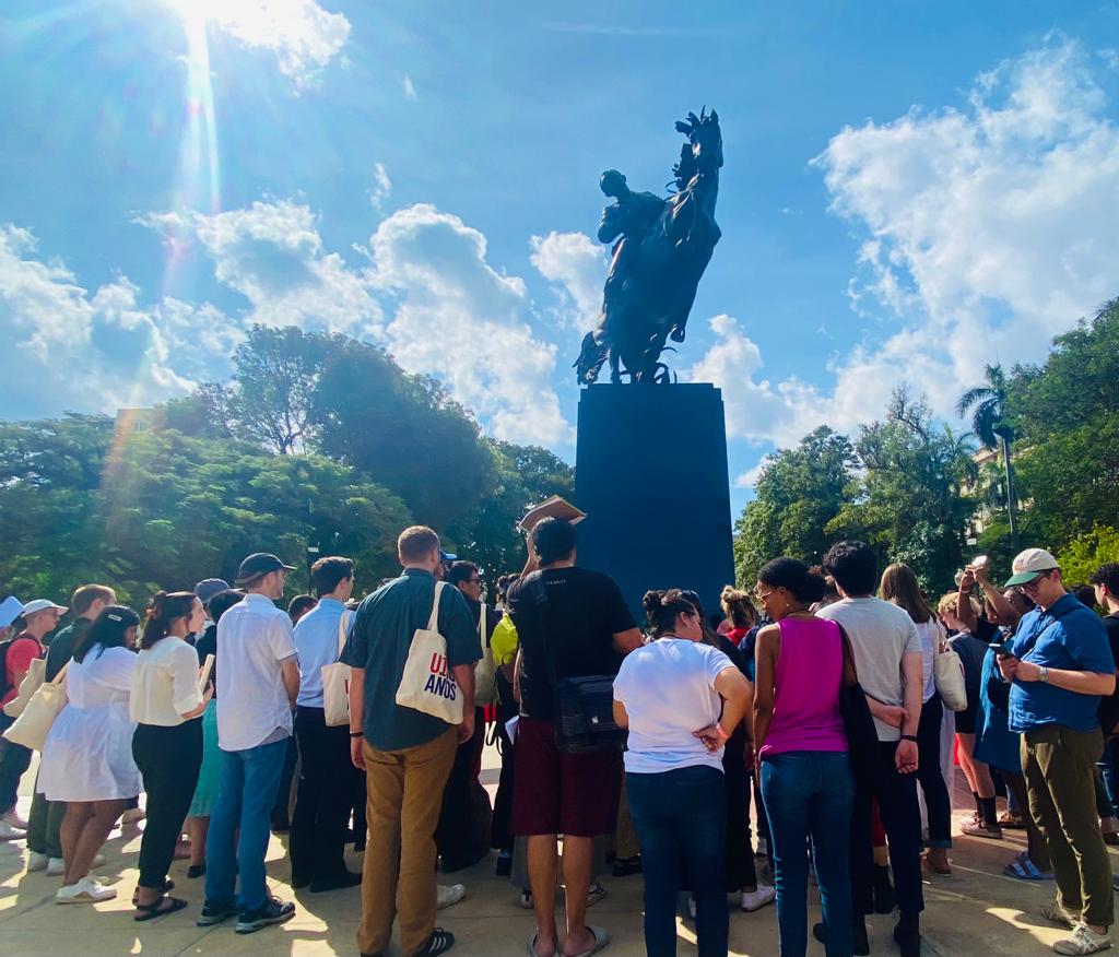 futures_build's tweet photo. Después de visitar colegios electorales donde los delegados del #EncuentroJuvenilDeAmistad #Cuba -- #EEUU conocieron sobre el proceso eleccionario cubano; se dirigieron al parque 13 de Marzo donde está la réplica de la estatua ecuestre del Apóstol de 🇨🇺 para rendirle homenaje. https://t.co/6e8qGYwbGZ
