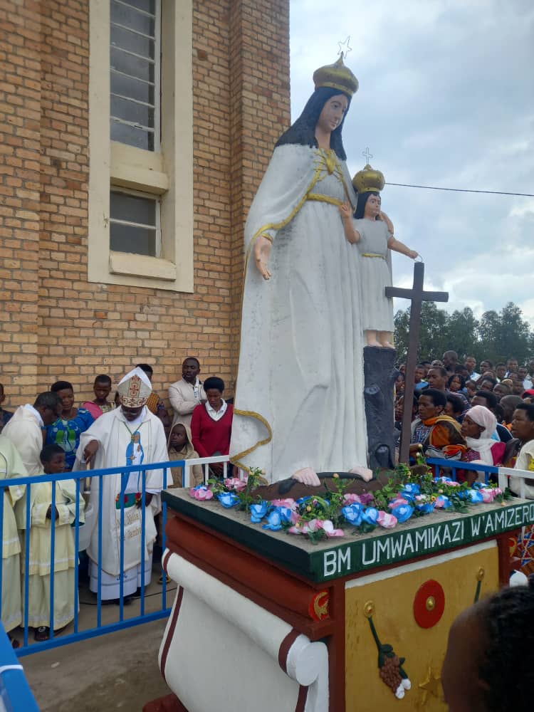 SINGAYINTUMWAY1's tweet photo. Ku wa 26/11/2022, Paruwasi Cyanika yimitse ishusho y'Umubyeyi Bikira Mariya Umwamikazi w'Amizero. Uwo muhango wabereye mu Gitambo cya Misa cyatuwe n'Umushumba wa Diyosezi Gatolika ya GIKONGORO, Nyiricyubahiro Mgr Célestin Hakizimana. Bikira Mariya Mwamikazi w'Amizero, udusabire! https://t.co/Kvr1wrRKyZ