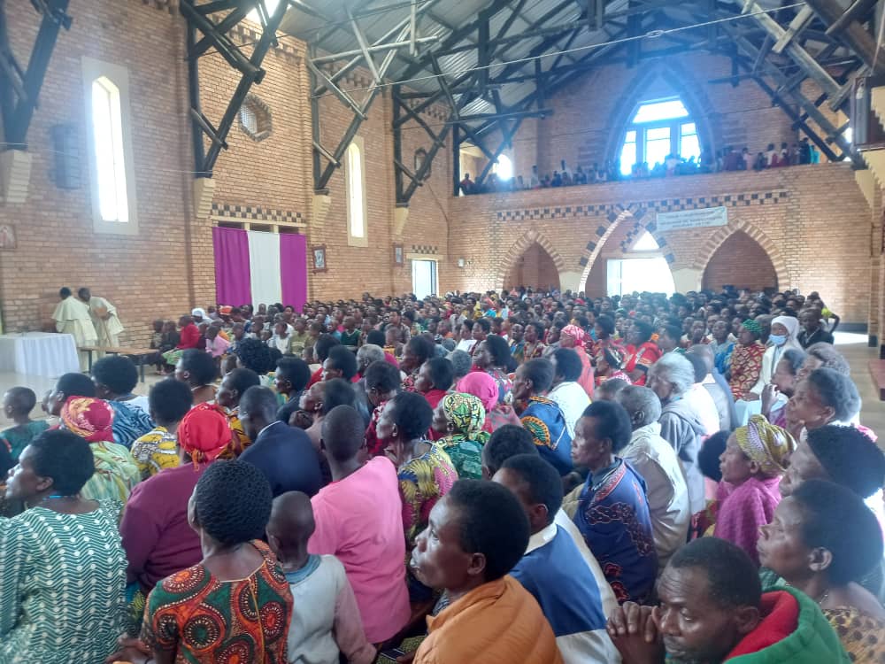 SINGAYINTUMWAY1's tweet photo. Ku wa 26/11/2022, Paruwasi Cyanika yimitse ishusho y'Umubyeyi Bikira Mariya Umwamikazi w'Amizero. Uwo muhango wabereye mu Gitambo cya Misa cyatuwe n'Umushumba wa Diyosezi Gatolika ya GIKONGORO, Nyiricyubahiro Mgr Célestin Hakizimana. Bikira Mariya Mwamikazi w'Amizero, udusabire! https://t.co/Kvr1wrRKyZ